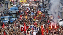프랑스 마르세이유에서 노동자들이 연금개혁 반대 시위를 벌이고 있다.  로이터&#47;뉴시스