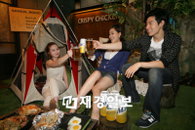 맥스(Max)와 깐부치킨이 마련한 도심 속 캠핑파티!