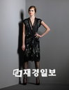 올 가을, 블랙 드레스로 f/w트렌드를 즐기다