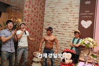 개그맨 이승윤, 허동환 아들 돌잔치에서 옷 벗고 식스팩 선봬!