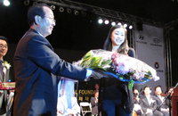 [포토]배무한 회장, 김연아에게 꽃다발