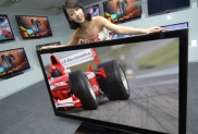 LG전자 홍보도우미가 서울 남대문 서울스퀘어 LG전자 쇼룸에서 세계 최대 72인치 풀LED 3D TV를 선보이고 있다.