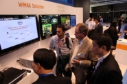 관람객들이 미국에서 최초로 시연하는 'WiMAX2' 에 대한 설명을 듣고 있다. 