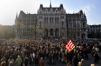 코슈트 광장에 모인 사람들