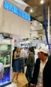 'AHR Expo Mexico'에서 삼성전자 부스를 둘러보고 있는 관람객들의 모습.