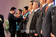 제47회 무역의 날 기념식서 훈·포상 하는 李대통령