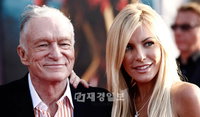 ‘플레이보이 창업주’ 휴 헤프너, 60살 연하 여친과 약혼