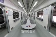 좌석이 가운데 있는 ‘국산’ 전동차