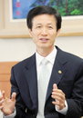 <인터뷰>이돈구 산림청장, “목재생산은 산림청의 기본적이고 중요한 미션”