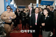 '메디컬코리아 2011' 행사장 참석한 진수희 장관과 김법완 원장