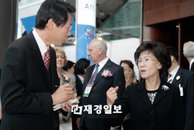 '메디컬코리아 2011' 행사장 둘러보는 진수희 장관