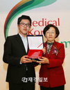 신영희 강남구청장, 의료관광BI 수상자와 함께
