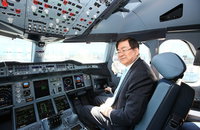 [포토] ‘A380’ 조종석에 오른 조양호 회장