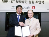 KT와 NHN은 14일 서초동에 위치한 올레캠퍼스에서 KT 김일영 코퍼레이터센터장(오른쪽)과 NBP 최휘영 대표이사(왼쪽)가 합작사 설립에 관한 계약서에 서명 후 악수하고 있다.