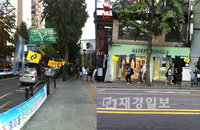 신촌 연세로 일대 이색 광경으로 쏠쏠한 재미연세로 일대에 데님 팬츠 행렬 늘어서
