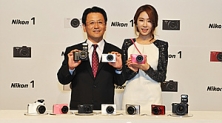 21일 오후 서울 소공동 웨스틴 조선호텔에서 열린 기자간담회에 앞서 니콘이미징코리아 우메바야시 후지오 대표와 배우 유인나가 새로운 렌즈 교환식 프리미엄 카메라 'Nikon 1(니콘 원)' 신제품 2종을 선보이고 있다