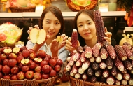 27일 서울 충무로 1가 신세계백화점 본점 지하 1층 식품매장에서 도우미들이 미니사과와 미니옥수수를 선보이고 있다.