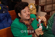 [빛과 그림자] 성지루, 쫀드기 무한 사랑 ‘인증샷’