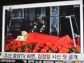북한, 김정일 국방위원장 시신 공개