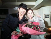 2PM택연,김태희와 함께 인증샷 "제가 축하받고 있는 사진이에요" '얼굴에 광채가..'
