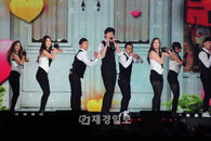 'SBS 가요대전' 이승기 '우리 연애할까?'