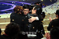 'SBS 연예대상' 유재석 대상, 런닝맨 가족들과 따듯한 포옹