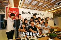 2PM & miss A, 외국인 팬들과 요리 경연대회 참가