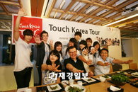 2PM & miss A, 외국인 팬들과 요리 경연대회 참가