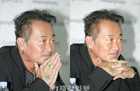 [JK포토]김중만 작가, 진지한 눈빛으로 사진 찍어요~'