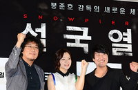 [JK포토]봉준호 감독-고아성-송강호, 영화 ‘설국열차’ 힘찬 파이팅!!