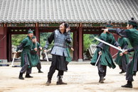 ‘칼과 꽃’ 엄태웅, 귀여운 허세 포착! “십대 일? 이쯤이야~!” 촬영장 웃음 메이커!