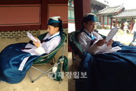 박진희, 더위에 몸살? 쿨팩 머리에 올리고 대본 삼매경
