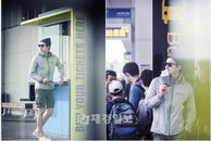‘극강 비주얼’ 공유, 공항 파파라치 남다른 아우라 ‘공항패션 甲’