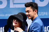 [JK포토]'깡철이' 유아인-김해숙, 백허그도 다정하게~
