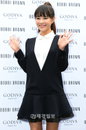 [JK포토]이영아, 인형같은 외모에 돋보이는 깜찍한 손인사