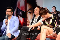 [JK포토]'히어로' 김봉한 감독 "황인영 첫인상, 재수없어서 캐스팅" 포복절도