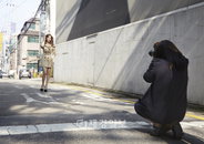 트렌치 코트를 원피스처럼 입은 윤은혜, 멀리서 봐도 마네킹 몸매