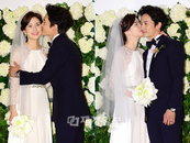 [JK포토]"볼에 뽀뽀도 알콩달콩" 이보영-지성, 사랑스런 커플
