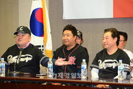 [JK포토]공놀이야 이근희, 김경룡의 우리팀 에이스에요~