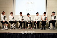 방탄소년단, 130여 명 팬들과 함께한 생일파티! "모두에게 인정 받는 음악 하고파"