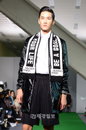 [JK포토]모델 안보현 '수건 목에 걸고 멋진 워킹'