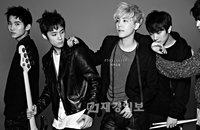 FT아일랜드, 새 음반 ‘더 무드’ 타이틀곡 ‘미치도록’으로 컴백! 느낌 충만 흑백 재킷