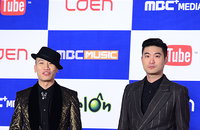 [JK포토]'MMA' 다이나믹듀오, 톱 10 수상 소감 "많은 일 있었지만 너무 기뻐"