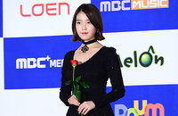 [JK포토]'장미꽃 든 블랙 여신' 아이유, 'MMA' 탑 10 수상 후 기분 최고
