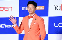 [JK포토]2013 멜론 뮤직 어워드 참석한 이지훈'머리부터 발끝까지 오렌지로 깔맞춤'