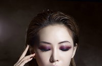 가인, 팜므시크 매력 담은 홀리데이 메이크업 화보 공개
