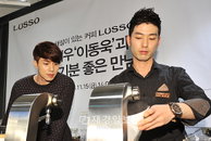 [JK포토]배우 이동욱, 일일 바리스타를 위해 열심히 교육중~
