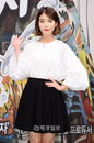 [JK포토]아이유 '화이트 엔 블랙 패션에 포인트로 분홍신'