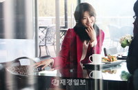 윤소이, 파파라치 포착! 여유로운 한 때 ‘누구랑 함께?’