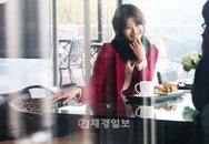 윤소이, 파파라치 포착! 여유로운 한 때 ‘누구랑 함께?’